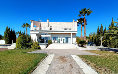 Resale - Villa -
Novelda