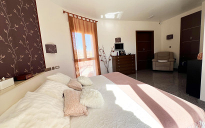 Resale - Villa -
Novelda