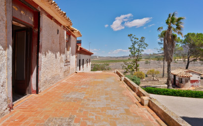 Resale - Equestrian property -
Yecla