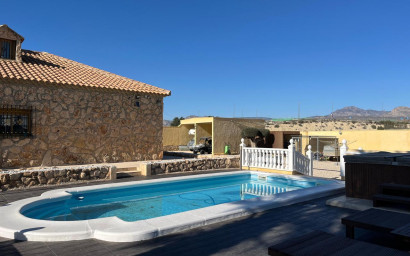 Resale - Finca / Country Property -
Fortuna