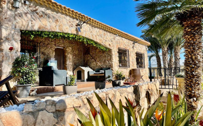 Resale - Finca / Country Property -
Fortuna