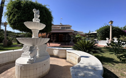 Resale - Villa -
Elche