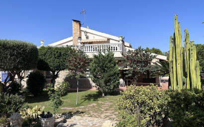 Resale - Villa -
Elche