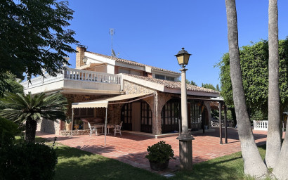 Resale - Villa -
Elche