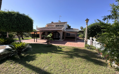 Resale - Villa -
Elche