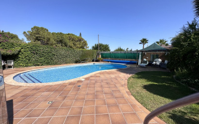 Resale - Villa -
Elche