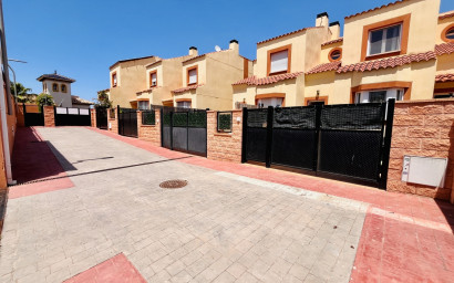 Revente - Maison mitoyenne -
Cabo Roig
