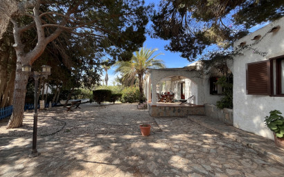 Resale - Villa -
Cabo Roig