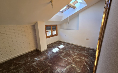 Resale - Townhouse -
Sax