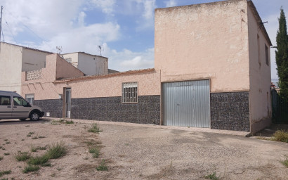 Revente - Maison mitoyenne -
Yecla