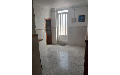 Revente - Maison mitoyenne -
Yecla