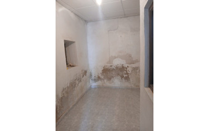 Revente - Maison mitoyenne -
Yecla