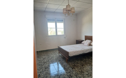 Revente - Maison mitoyenne -
Yecla