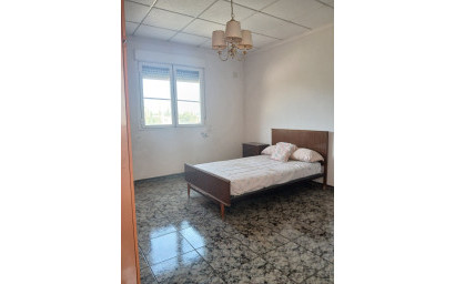 Revente - Maison mitoyenne -
Yecla