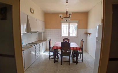 Revente - Maison mitoyenne -
Yecla