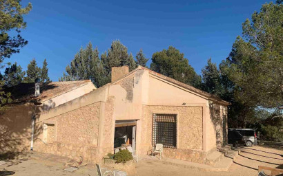 Resale - Finca / Country Property -
Almansa