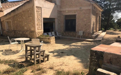 Resale - Finca / Country Property -
Almansa