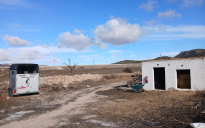 Herverkoop - Hippische installaties -
Monovar