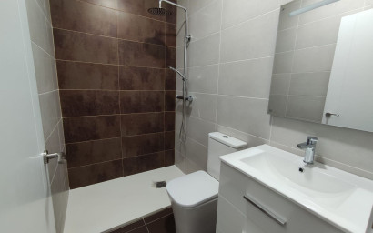 Revente - Maison mitoyenne -
Petrer