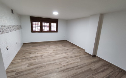 Revente - Maison mitoyenne -
Petrer