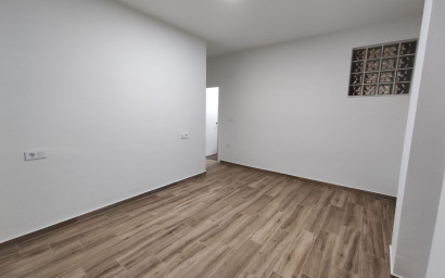 Revente - Maison mitoyenne -
Petrer