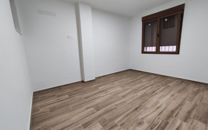 Revente - Maison mitoyenne -
Petrer