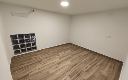 Revente - Maison mitoyenne -
Petrer