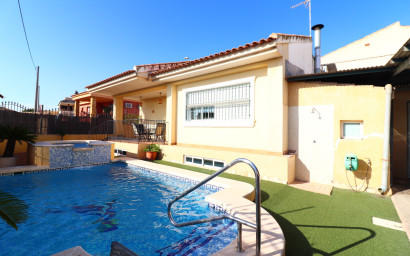 Resale - Villa -
Almoradi - El Saladar