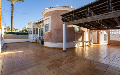 Resale - Villa -
Torrevieja - Urbanización San Luis