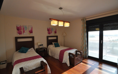 Resale - Villa -
Villena