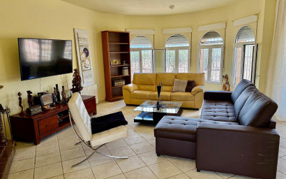 Herverkoop - Villa -
Onil