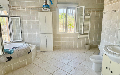 Herverkoop - Villa -
Onil