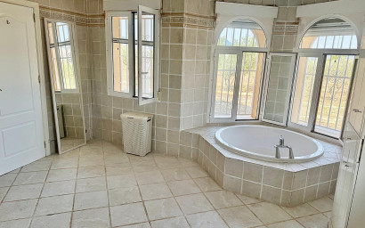 Herverkoop - Villa -
Onil