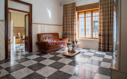 Herverkoop - Herenhuis -
Pinoso