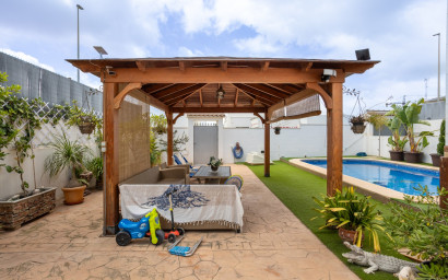 Resale - Villa -
Los Montesinos - La Herrada