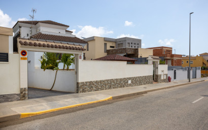 Resale - Villa -
Los Montesinos - La Herrada
