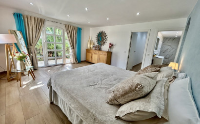 Resale - Villa -
Cabo Roig