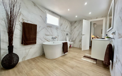 Resale - Villa -
Cabo Roig