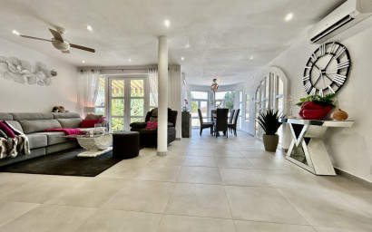 Resale - Villa -
Cabo Roig