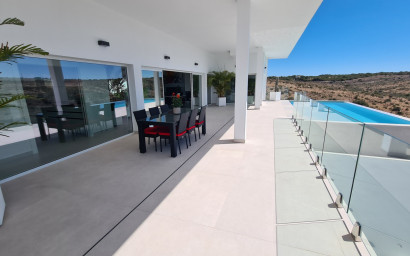 Resale - Villa -
La Marina