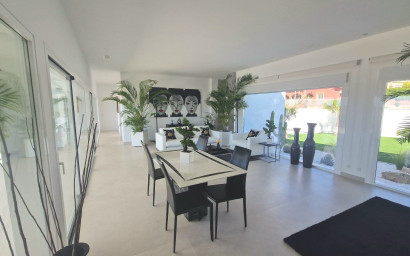 Resale - Villa -
La Marina