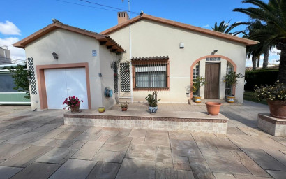 Resale - Villa -
Cabo Roig