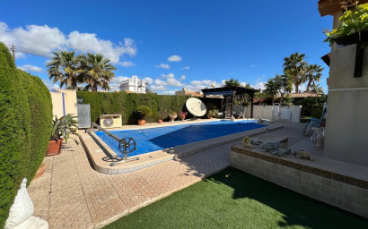 Resale - Villa -
Cabo Roig