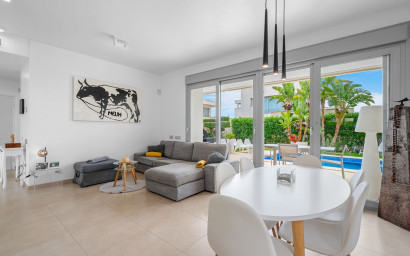 Resale - Villa -
Orihuela Costa - Vistabella