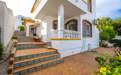 Resale - Villa -
Orihuela Costa - Villamartín