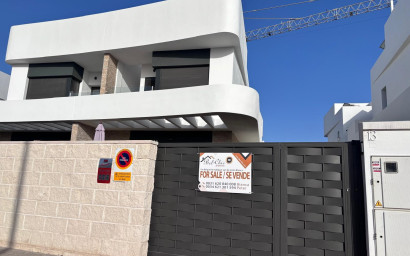 Resale - Townhouse -
Los Montesinos - La Herada