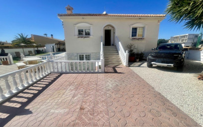 Revente - Villa -
Urb. La Marina - Inland
