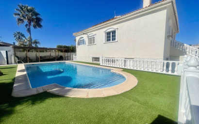 Revente - Villa -
Urb. La Marina - Inland