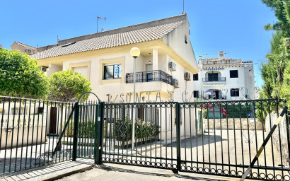 Revente - Maison mitoyenne -
La Zenia