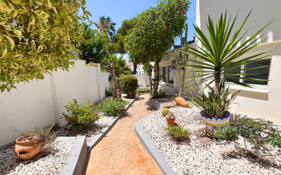 Resale - Villa -
Dehesa de Campoamor